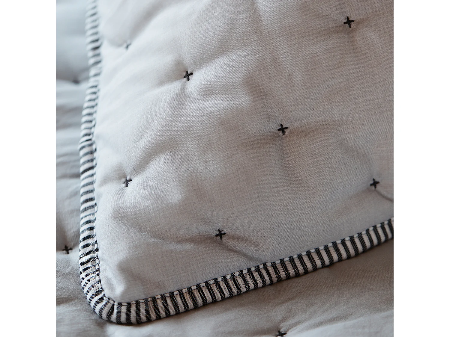 Cubre-Cama y Fundas de Cojín Bordadas con Motivo Cruz 180 x 250 cm