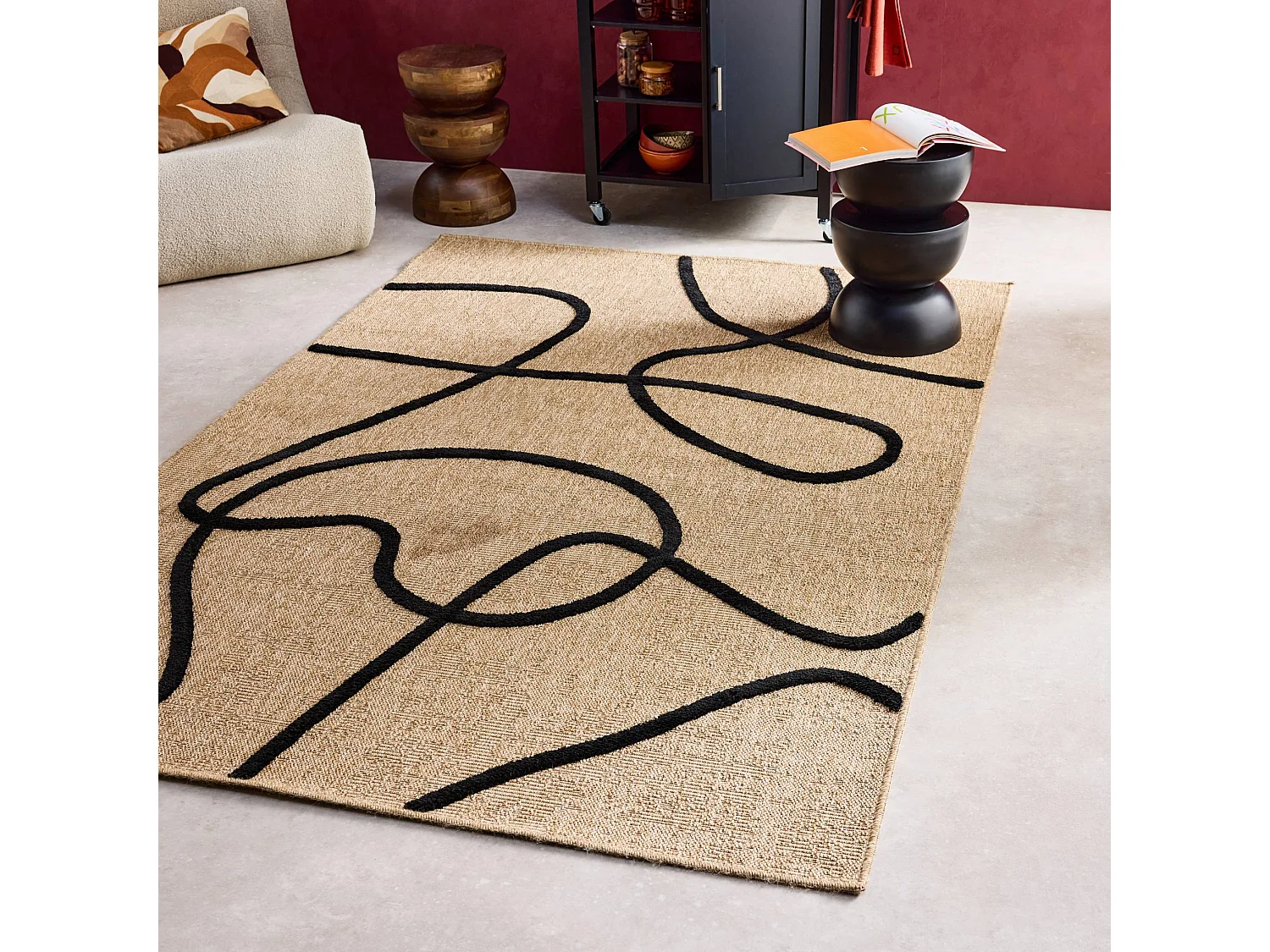 Tapis intérieur effet jute THOMAS. motif graphique en relief noir. 120 x 170 cm