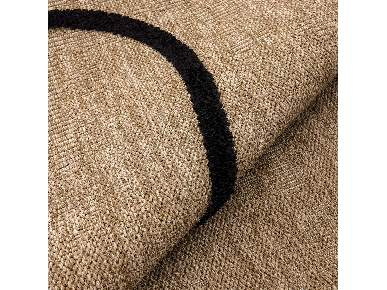 Tapis intérieur effet jute THOMAS. motif graphique en relief noir. 120 x 170 cm