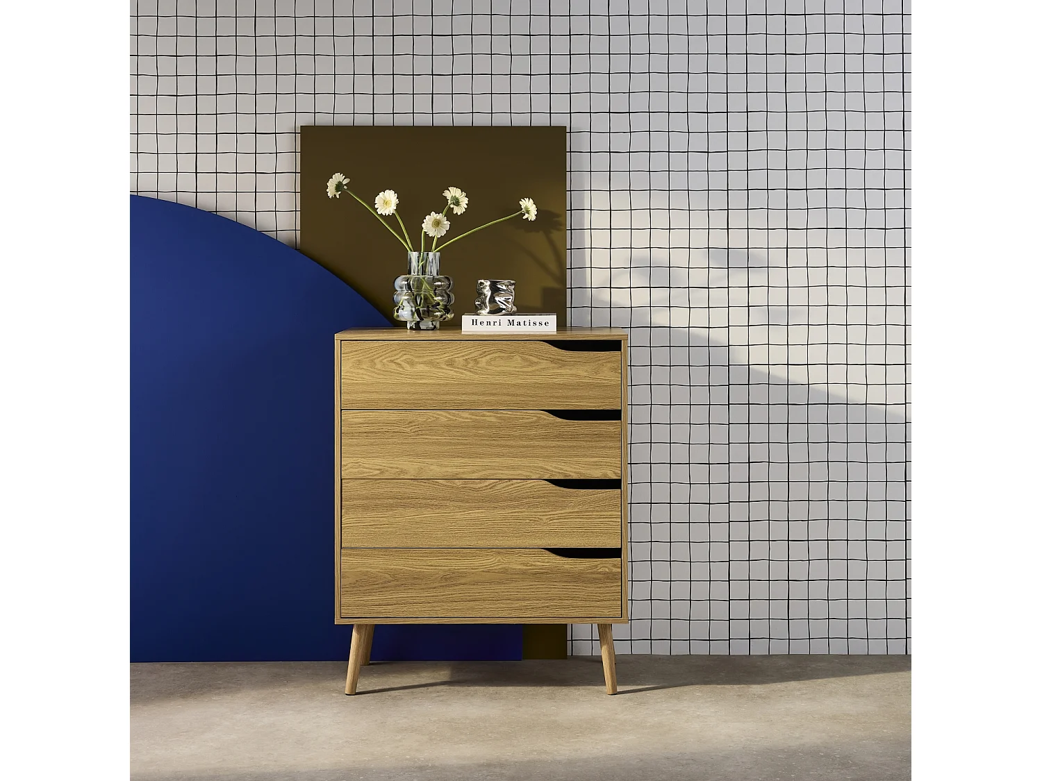 Cómoda en acabado estilo nogal con 4 cajones efecto fresno