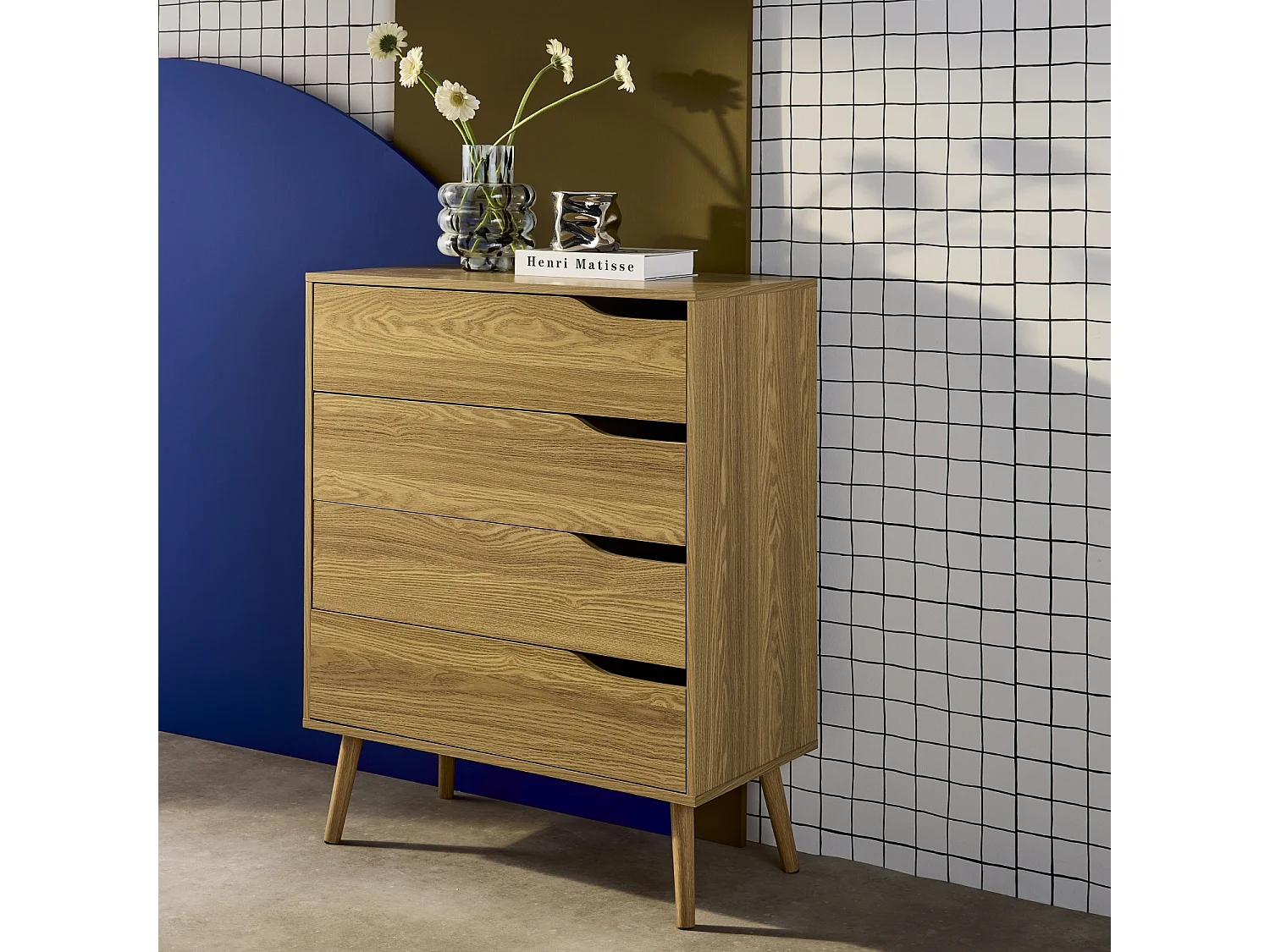 Cómoda en acabado estilo nogal con 4 cajones efecto fresno