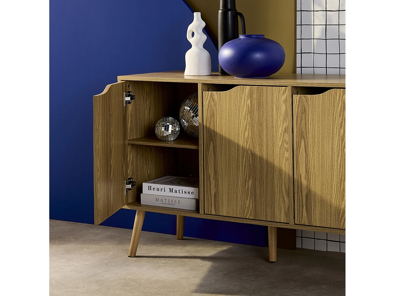 Buffet de rangement effet frêne 3 portes et 3 étagères. buffet bas. 120cm