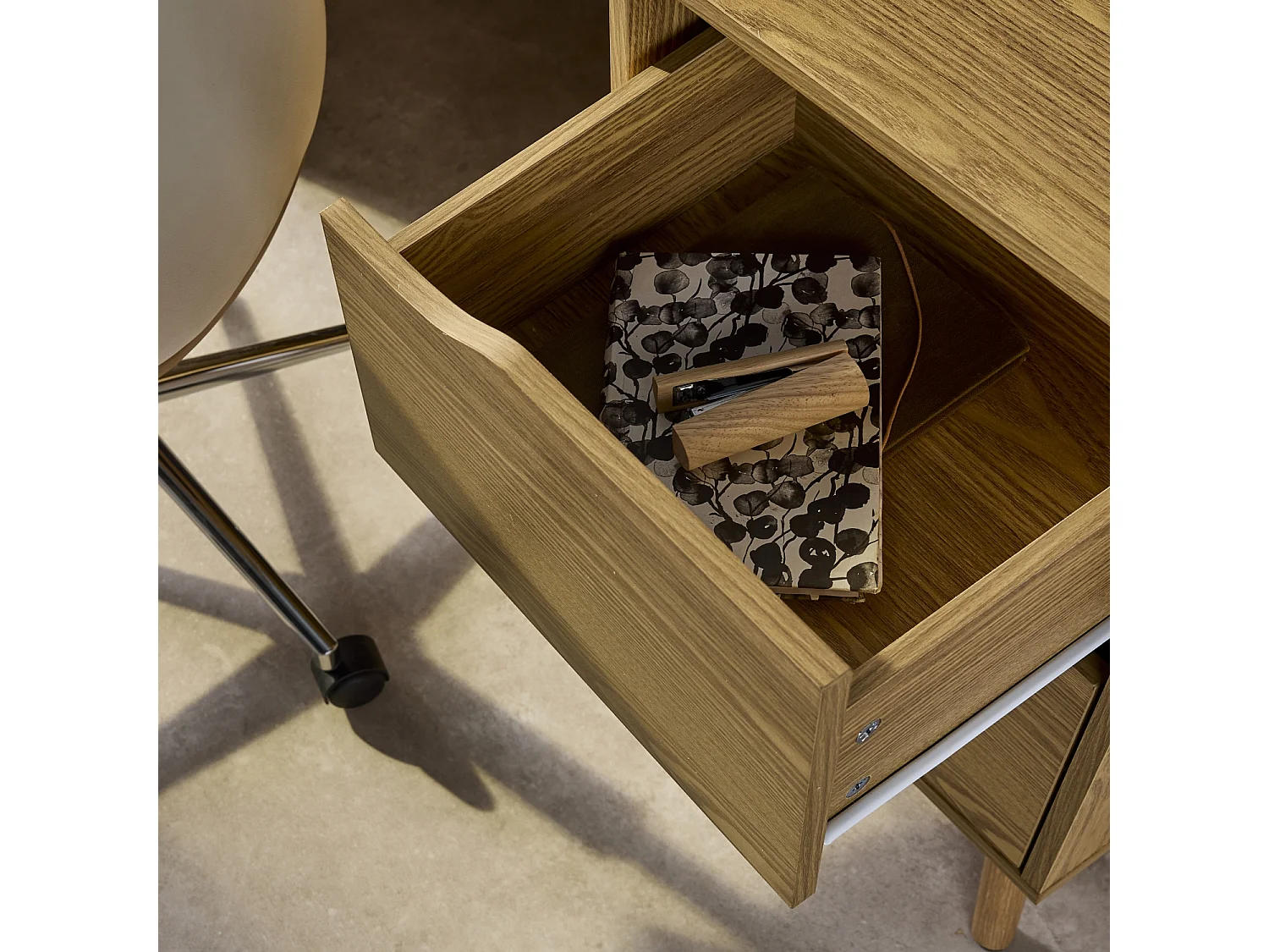 Scrivania effetto noce a 2 cassetti , effetto frassino