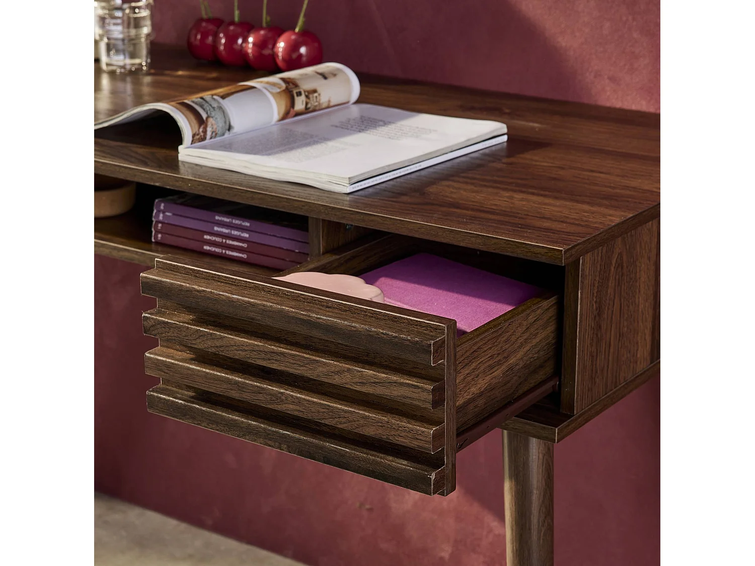 Bureau décor bois 2 tiroirs MADERE noyer. 1 casier. façade rainurées. 120 x 55 x 76.5 cm