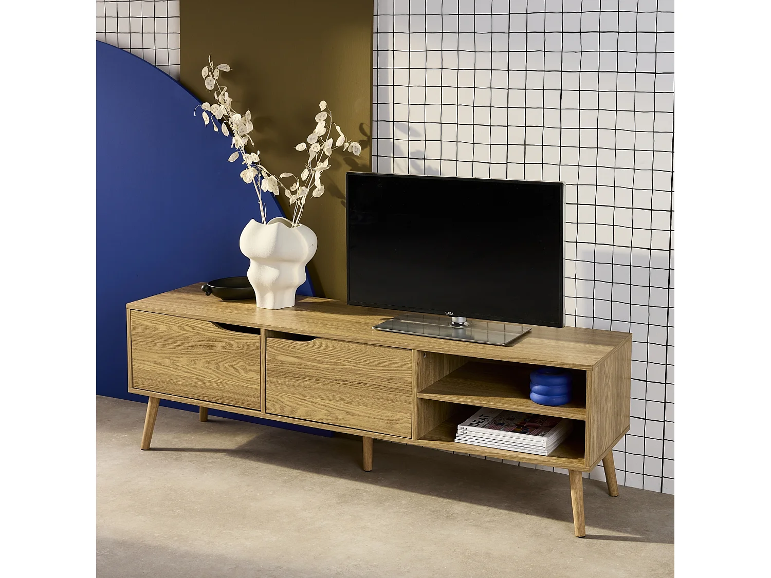 Mueble tv en acabado estilo nogal con 2 puertas, 160cm efecto fresno