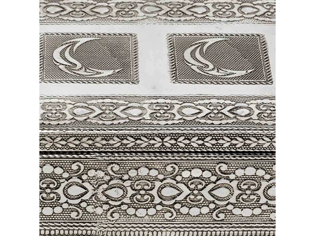 Boîte à bijoux en métal repoussé couleur cuivre 20x12,5x5h