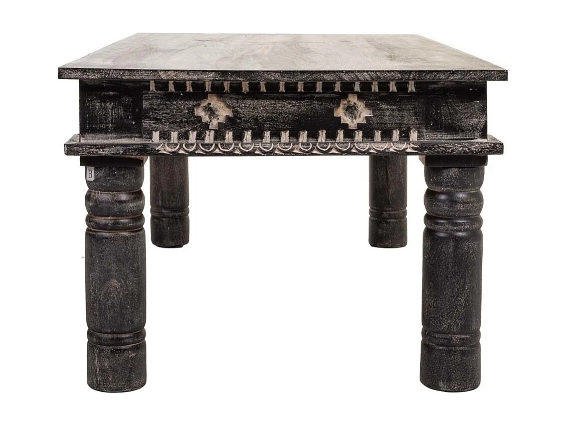 Mesa de centro em madeira com acabamento artesanal em preto