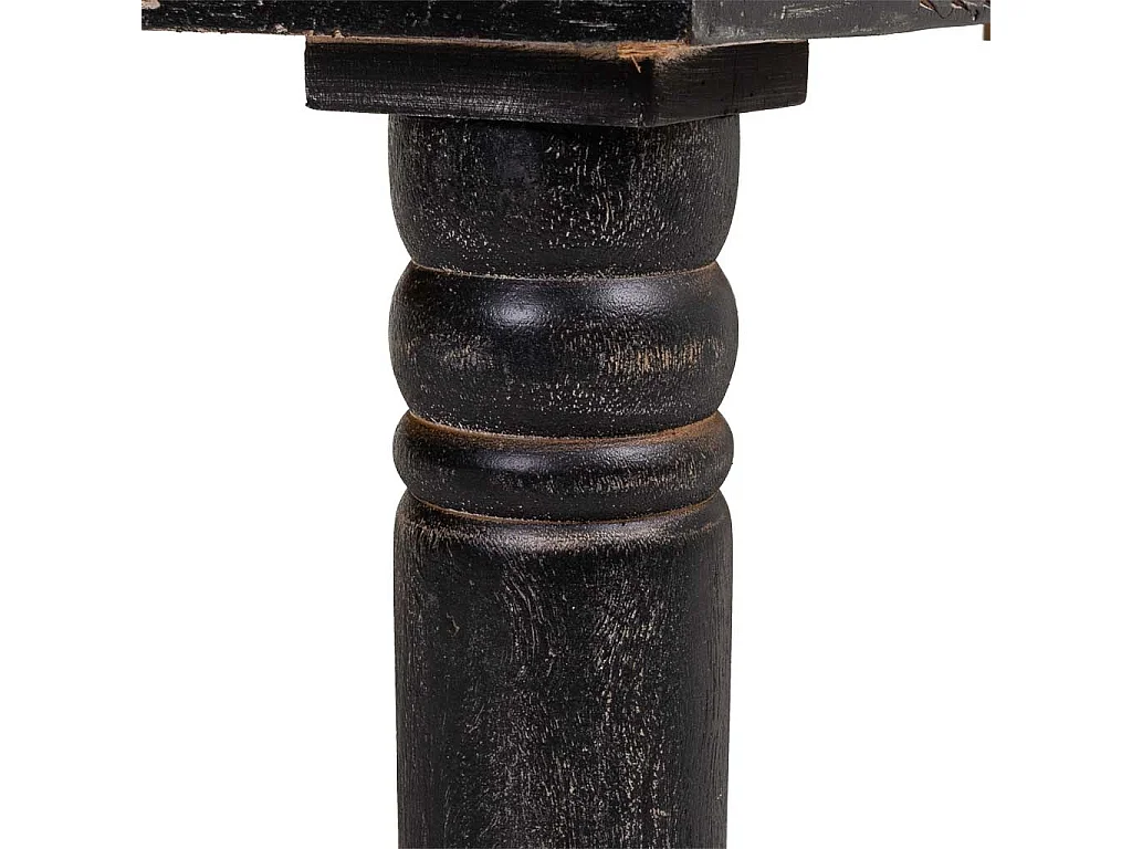 Mesa de centro em madeira com acabamento artesanal em preto