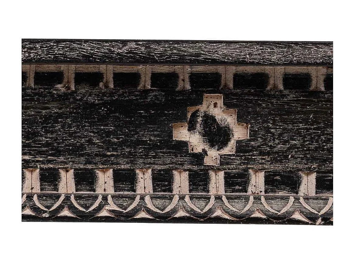 Mesa de centro em madeira com acabamento artesanal em preto