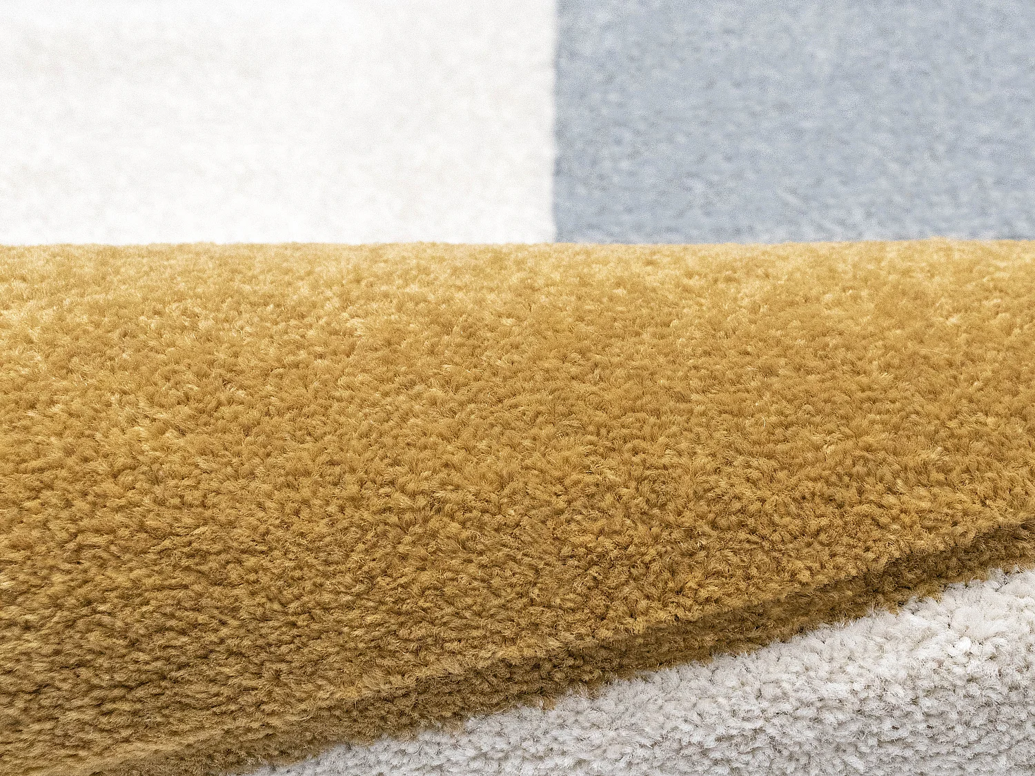 Dywan z abstrakcyjnym wzorem 160 x 230 cm - Biały, niebieski i żółty - SANTORELA