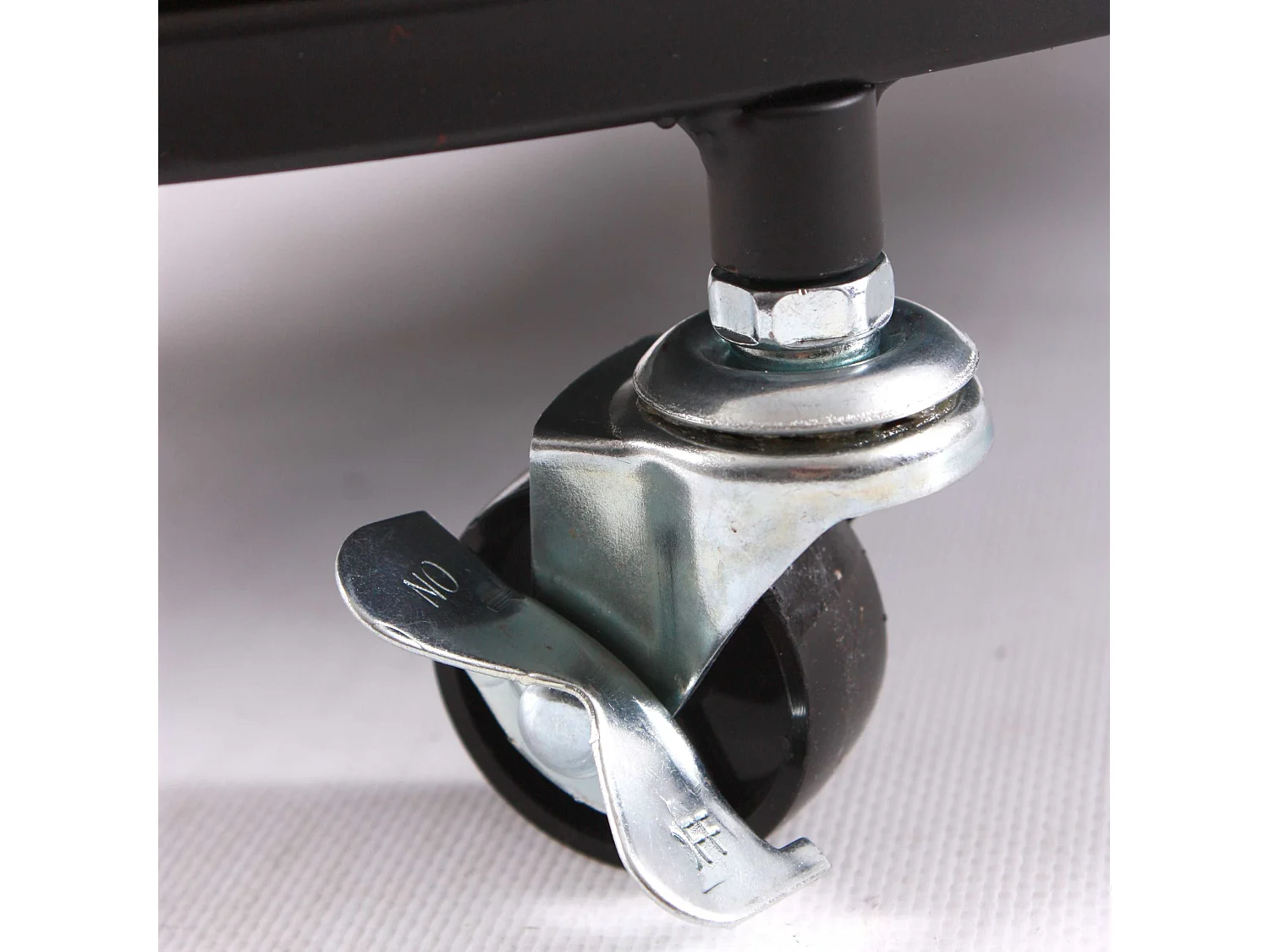 Appendiabiti in ferro nero e vimini su ruote