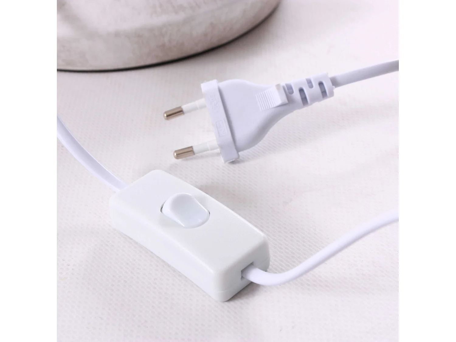 Lampada in ceramica sagomata bianca