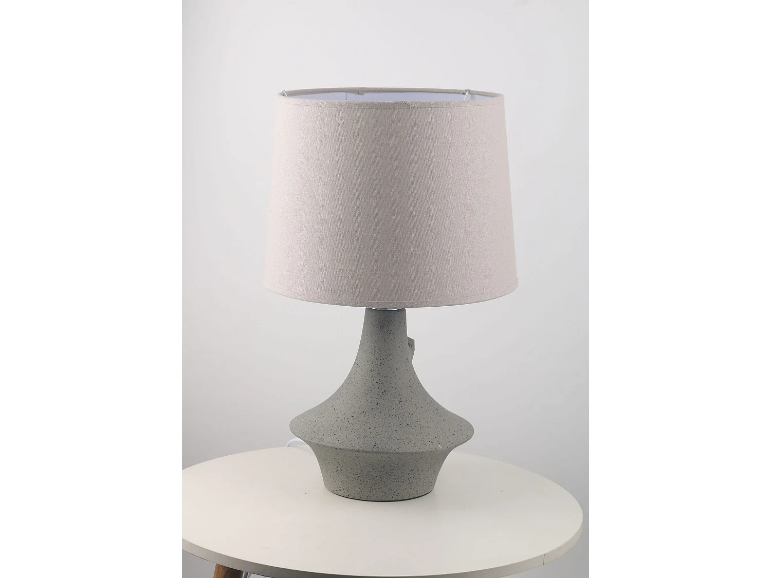 Lampada in ceramica sagomata grigia