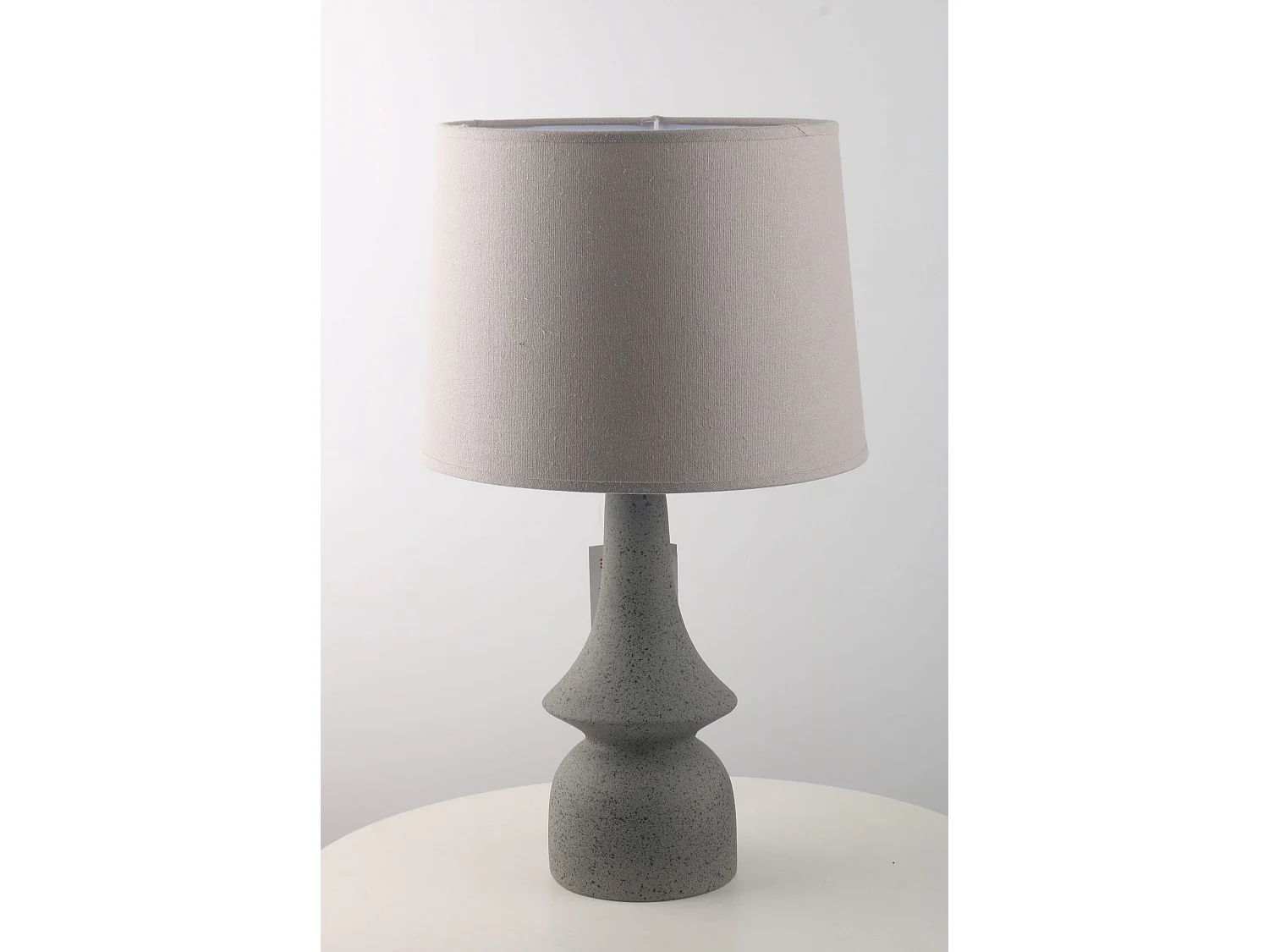 Lampada in ceramica grigia sagomata