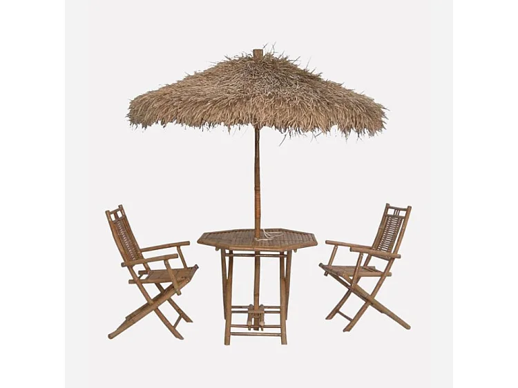 Tavolo con ombrellone e sedie in bambù