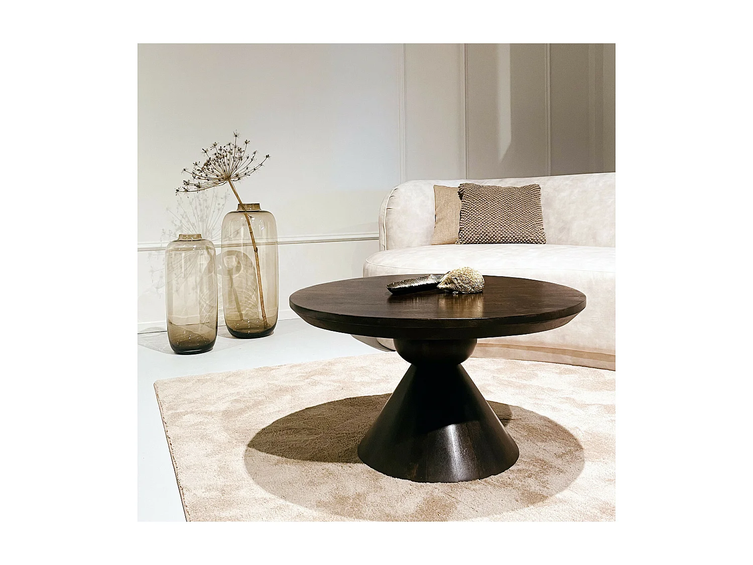 BOMBAY-Table basse ronde D80 cm, bois de Manguier massif teinté noyer