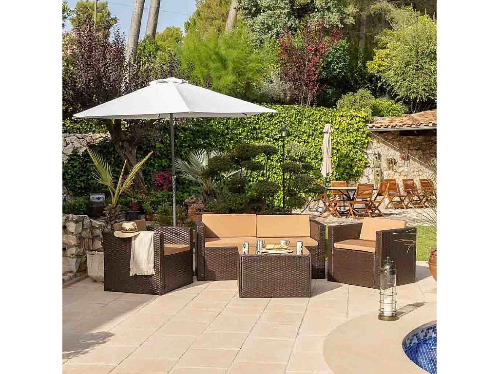 Brauner Tisch, Sofa und 2 Sessel