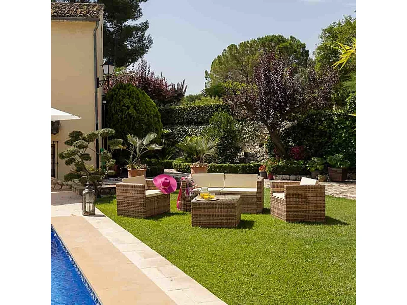 Set tavolo marrone, divano e 2 poltrone