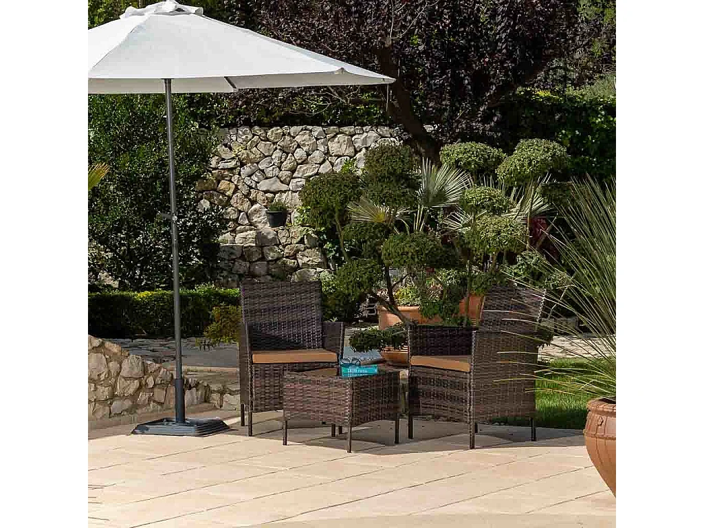 Ensemble table et 2 fauteuils de couleur marron