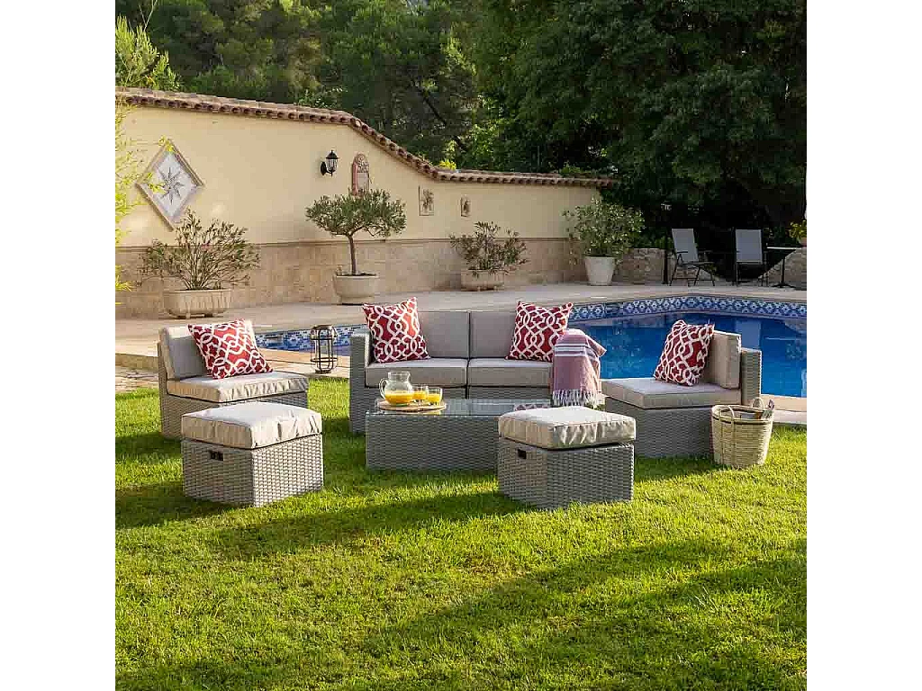 Mesa cinza, conjunto de sofás, 2 poltronas e 2 apoios para pés