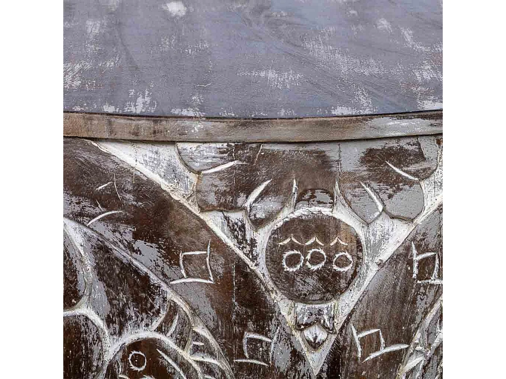 Mesa de centro redonda em madeira trabalhada com acabamento artesanal castanho 76x76x45