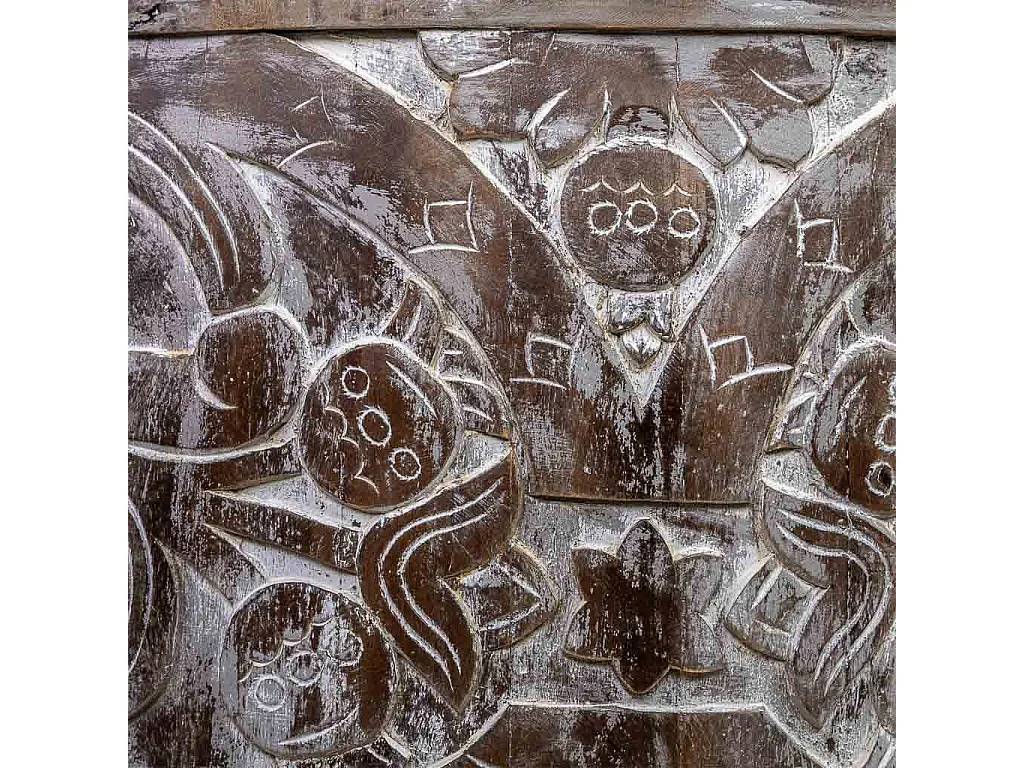 Mesa de centro redonda em madeira trabalhada com acabamento artesanal castanho 76x76x45