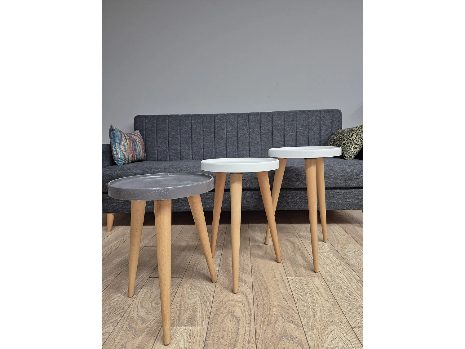Tables gigognes, set de 3, pieds en bois, colorés (Blanc et Anthracite)