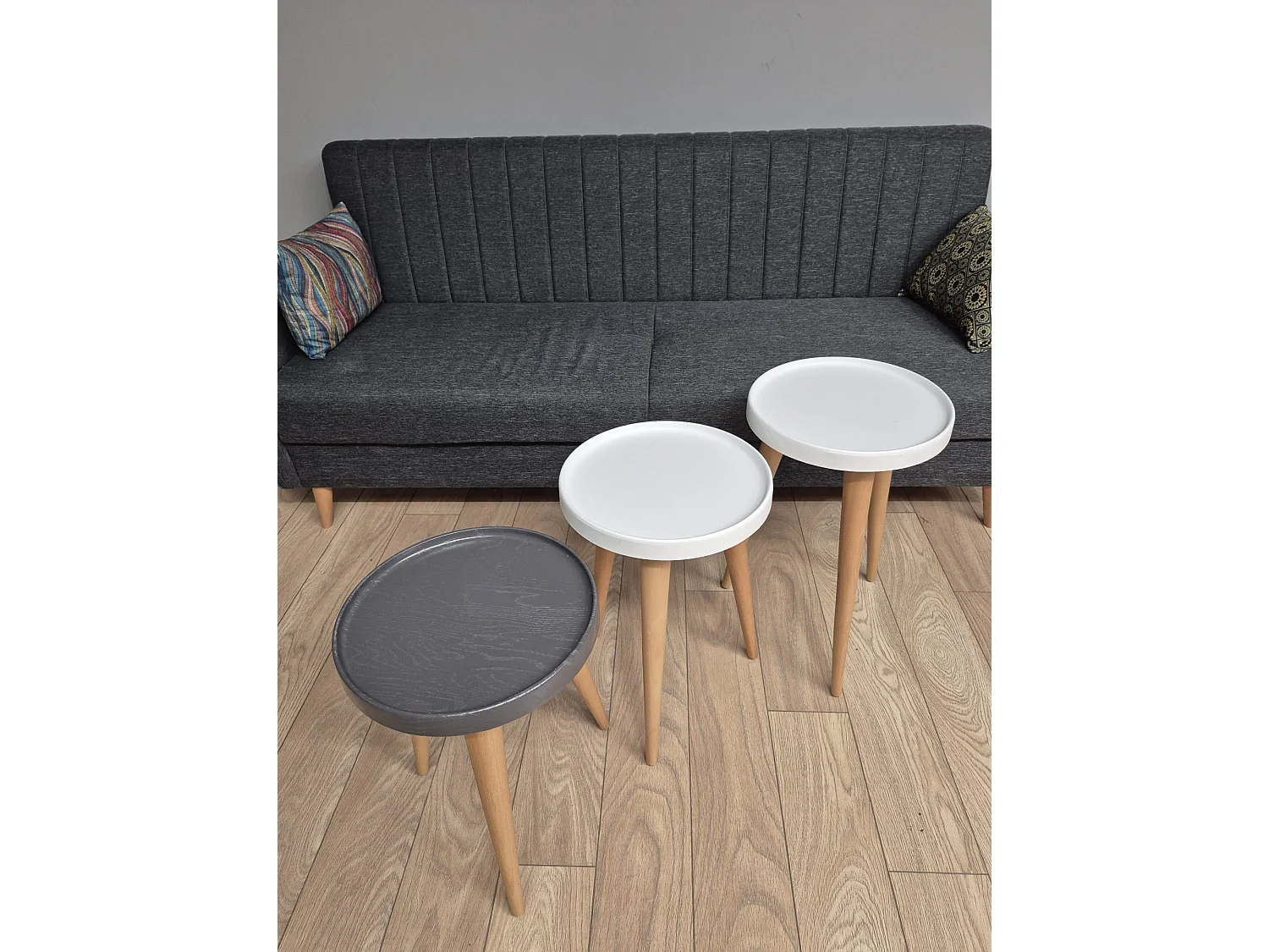 Tables gigognes, set de 3, pieds en bois, colorés (Blanc et Anthracite)