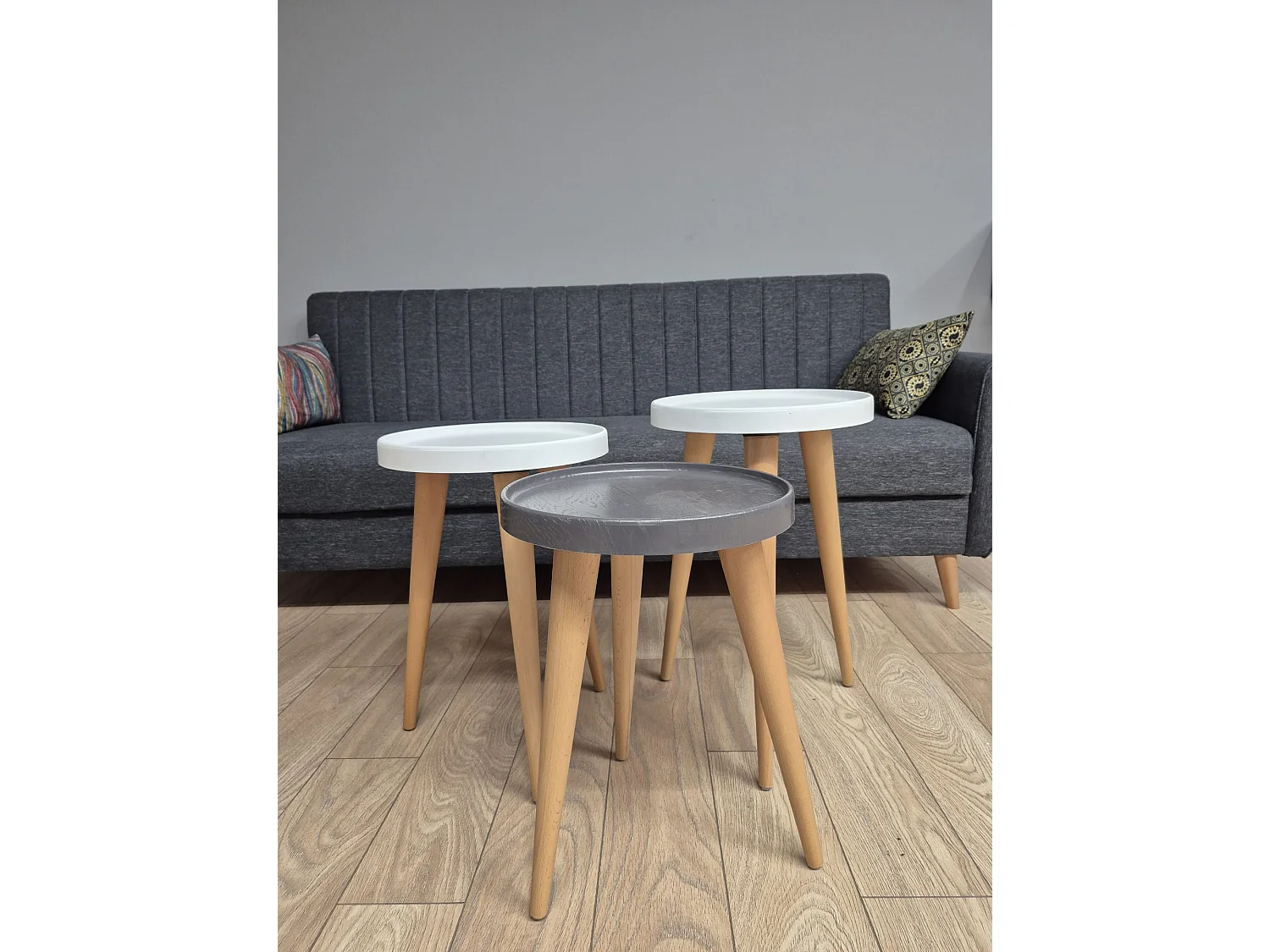 Tables gigognes, set de 3, pieds en bois, colorés (Blanc et Anthracite)