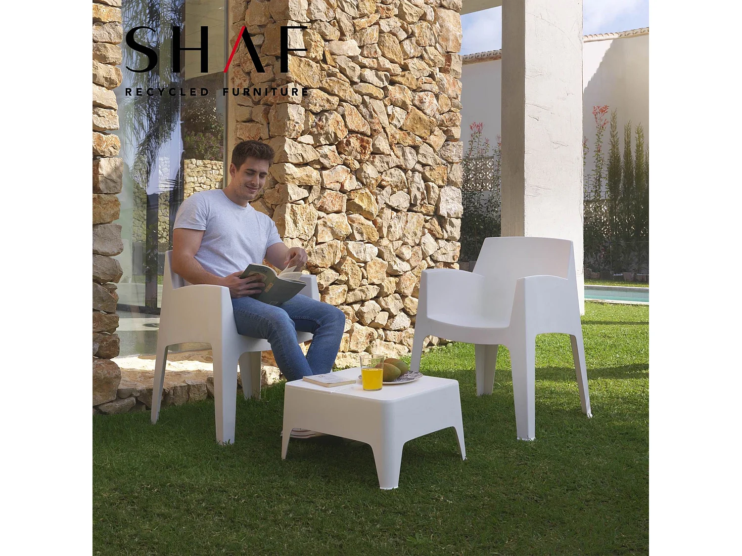 Conjunto de Jardim e Terraço Sp Berner Costa com 2 Cadeiras e 1 Mesa de Centro em Resina Branca