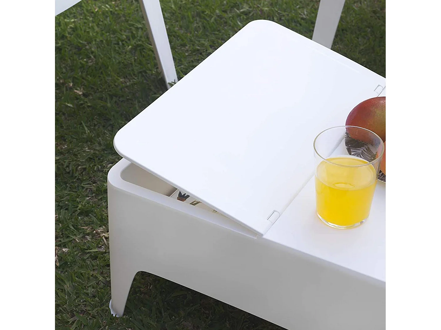 Conjunto de Jardim e Terraço Sp Berner Costa com 2 Cadeiras e 1 Mesa de Centro em Resina Branca