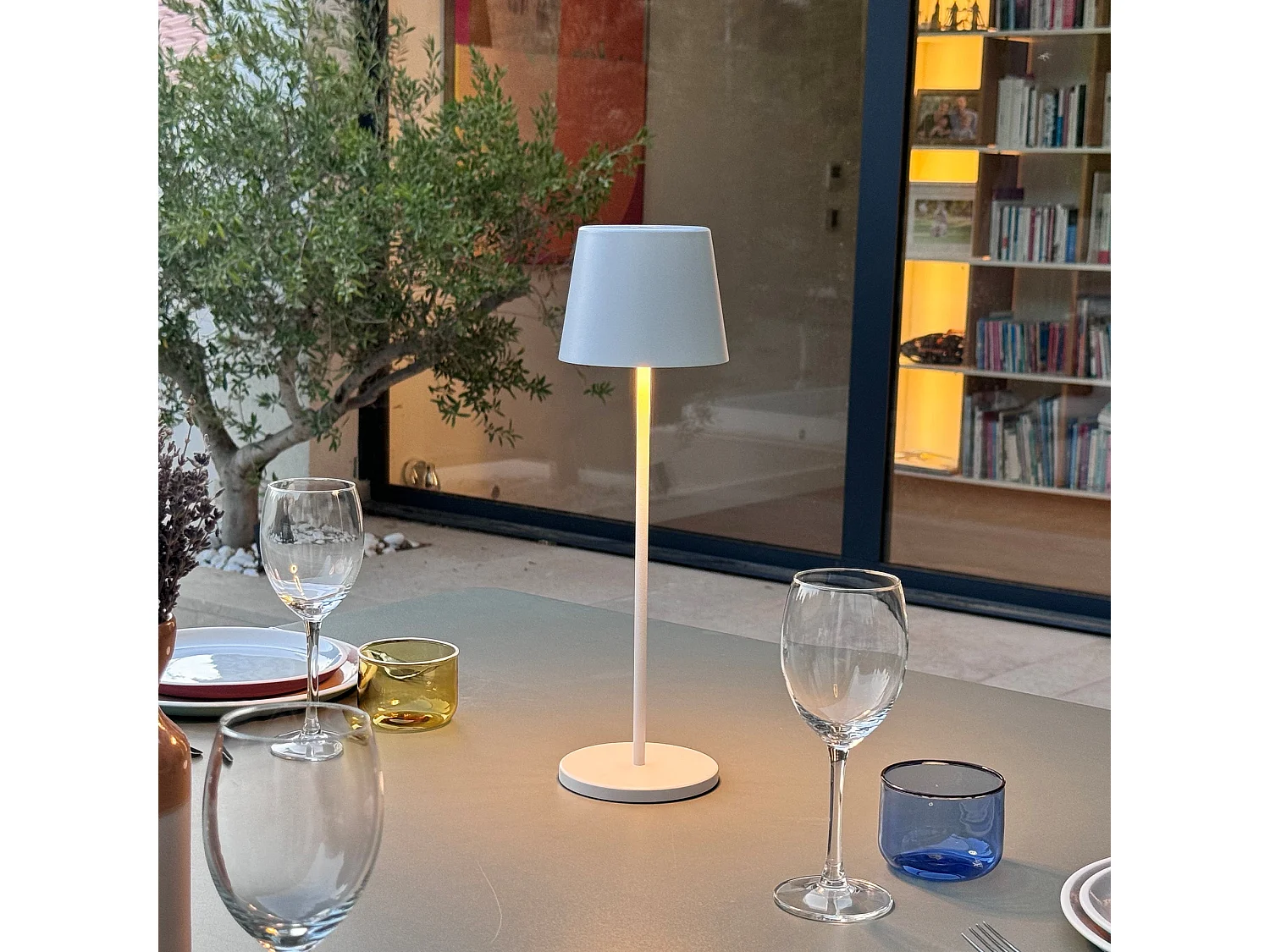 6 Lampes de table KELLY Blanc H38cm + base de chargement