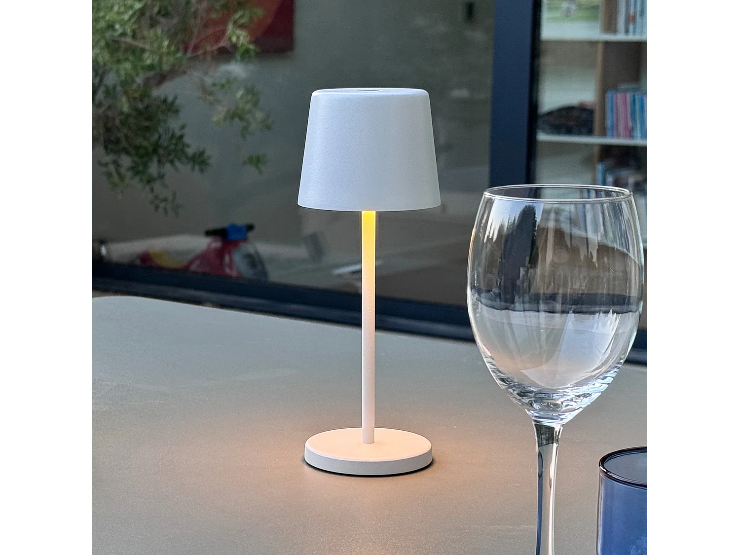 6 Lampes de table MINI KELLY Blanc H22cm + base de chargement