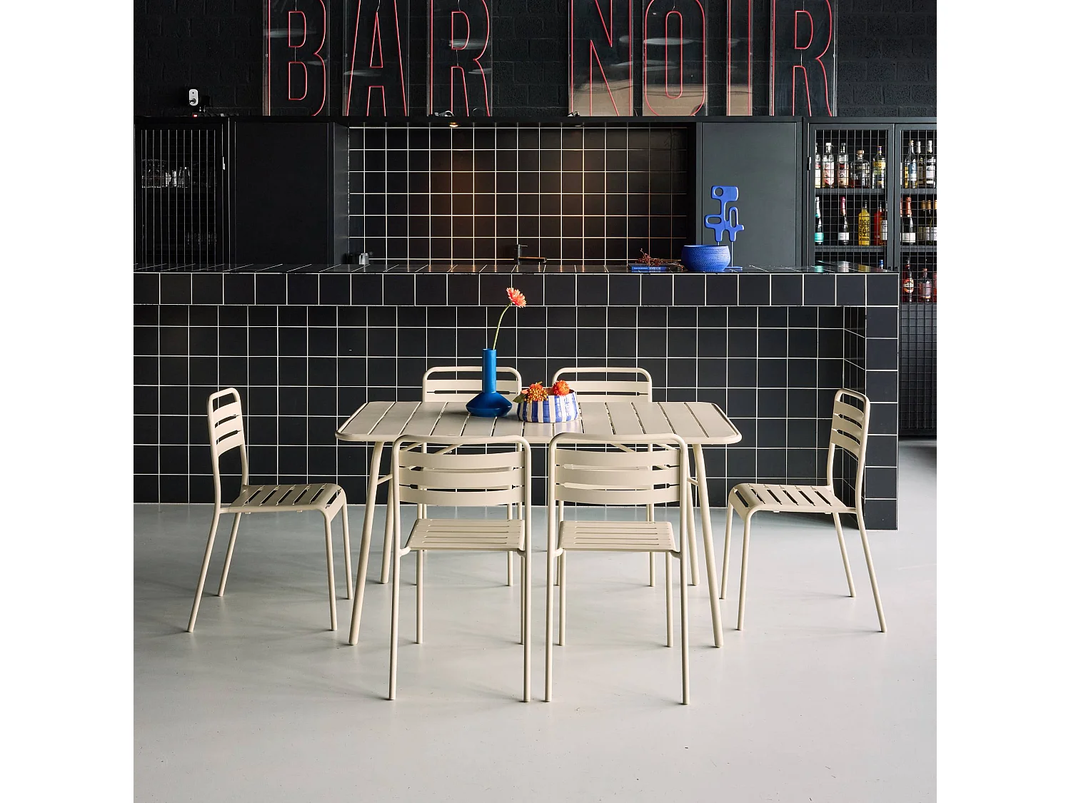 Mesa de jardín plegable de metal con 6 sillas beige