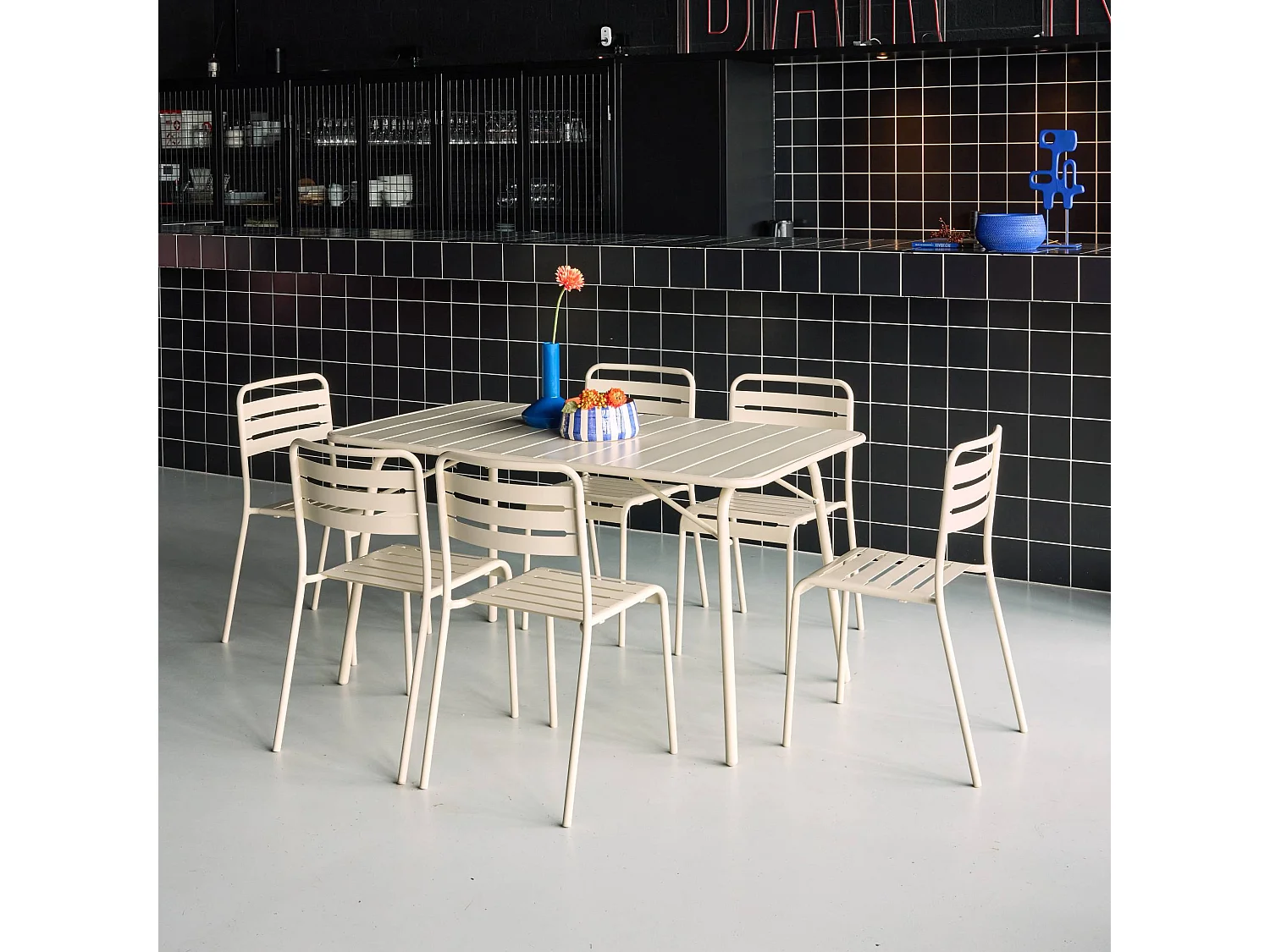 Mesa de jardín plegable de metal con 6 sillas beige