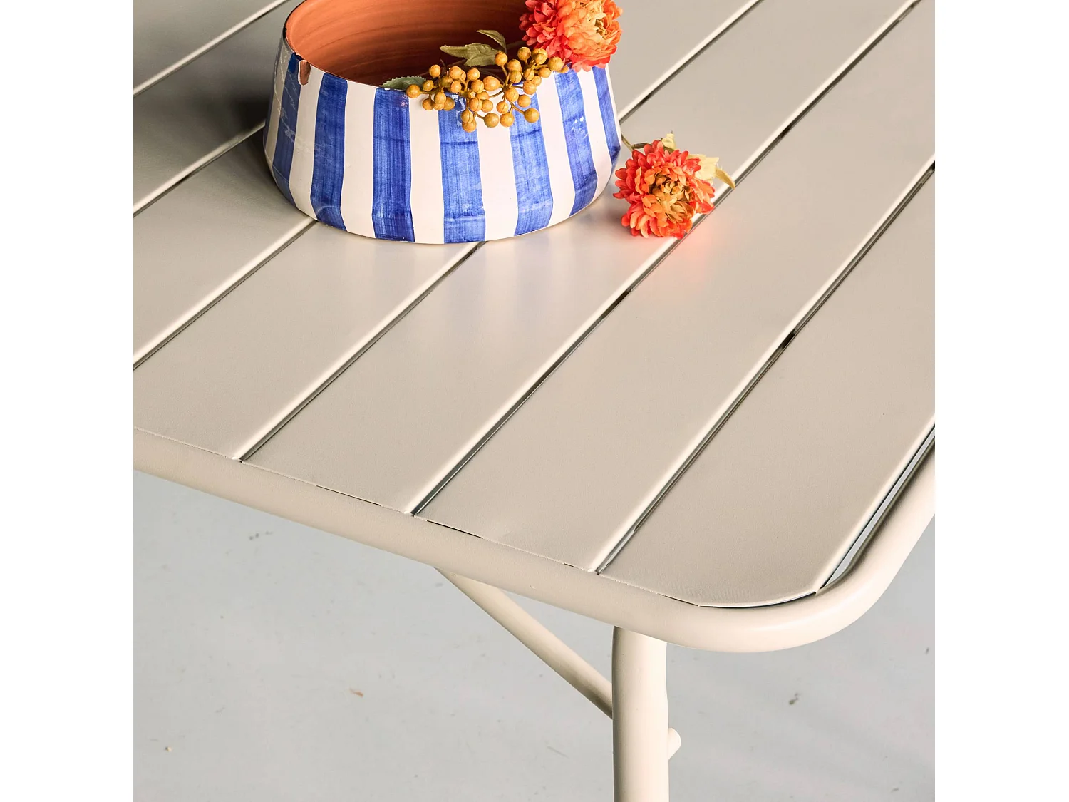 Mesa de jardín plegable de metal con 6 sillas beige