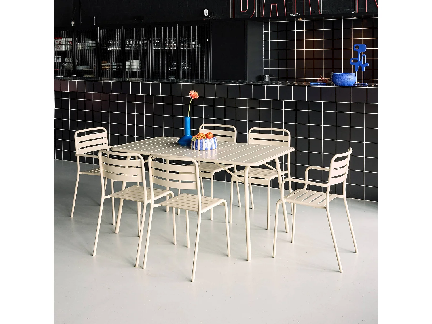 Table de jardin pliante métal + 6 assises 2 fauteuils 4 chaises. Amelia. beige. 141.2 x 80 x 72.5cm