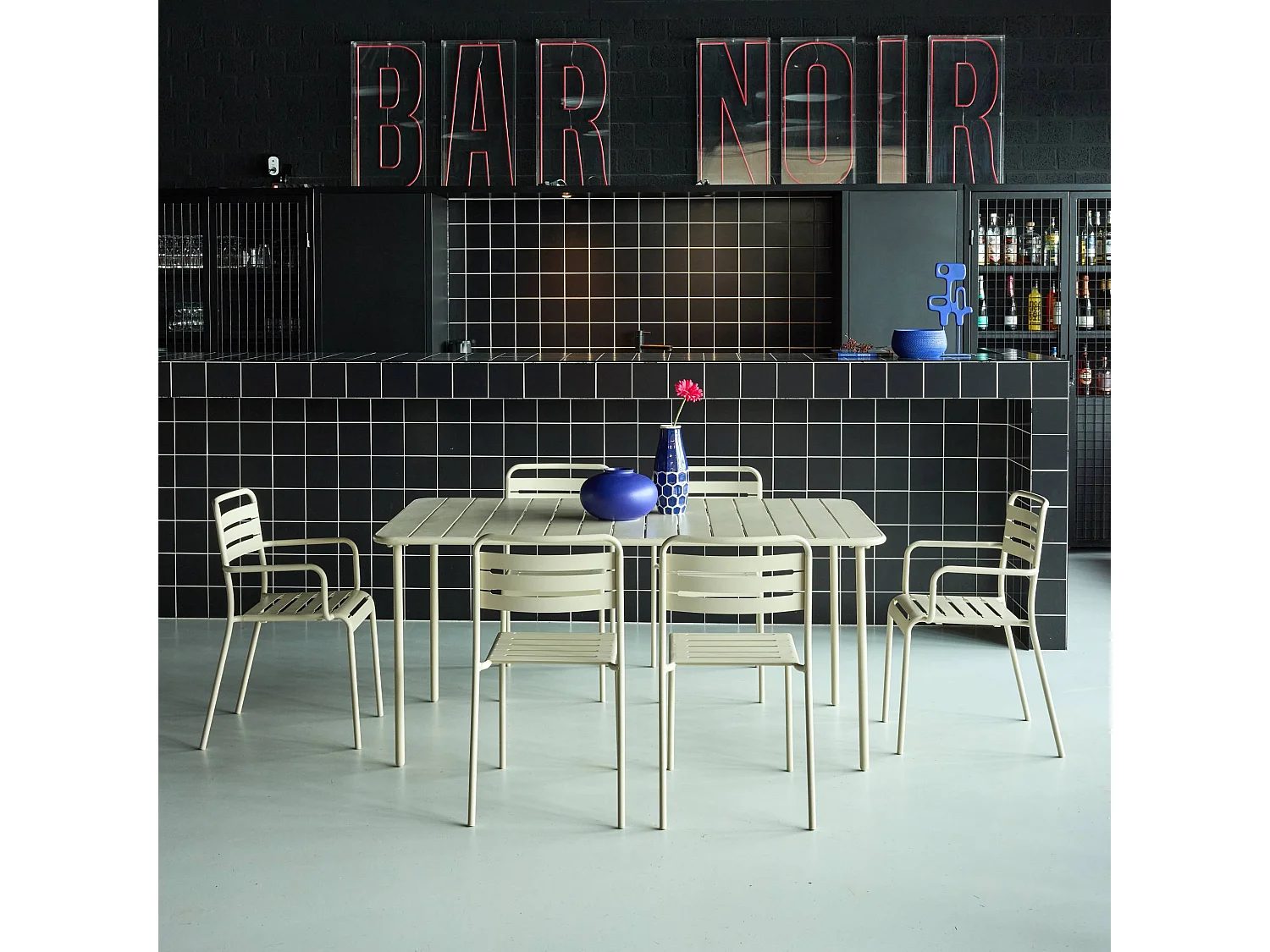 Tavolo da giardino in metallo, 2 poltrone e 4 sedie, beige