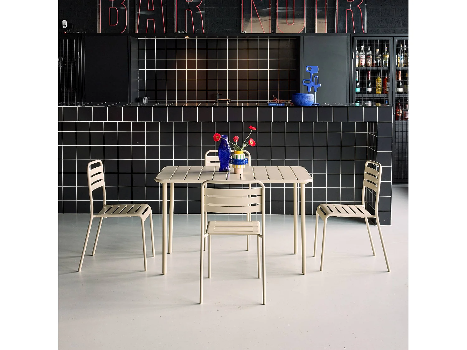 Table de jardin métal + 4 assises beige en acier. Amelia. 120 x 70 x 72.5 cm