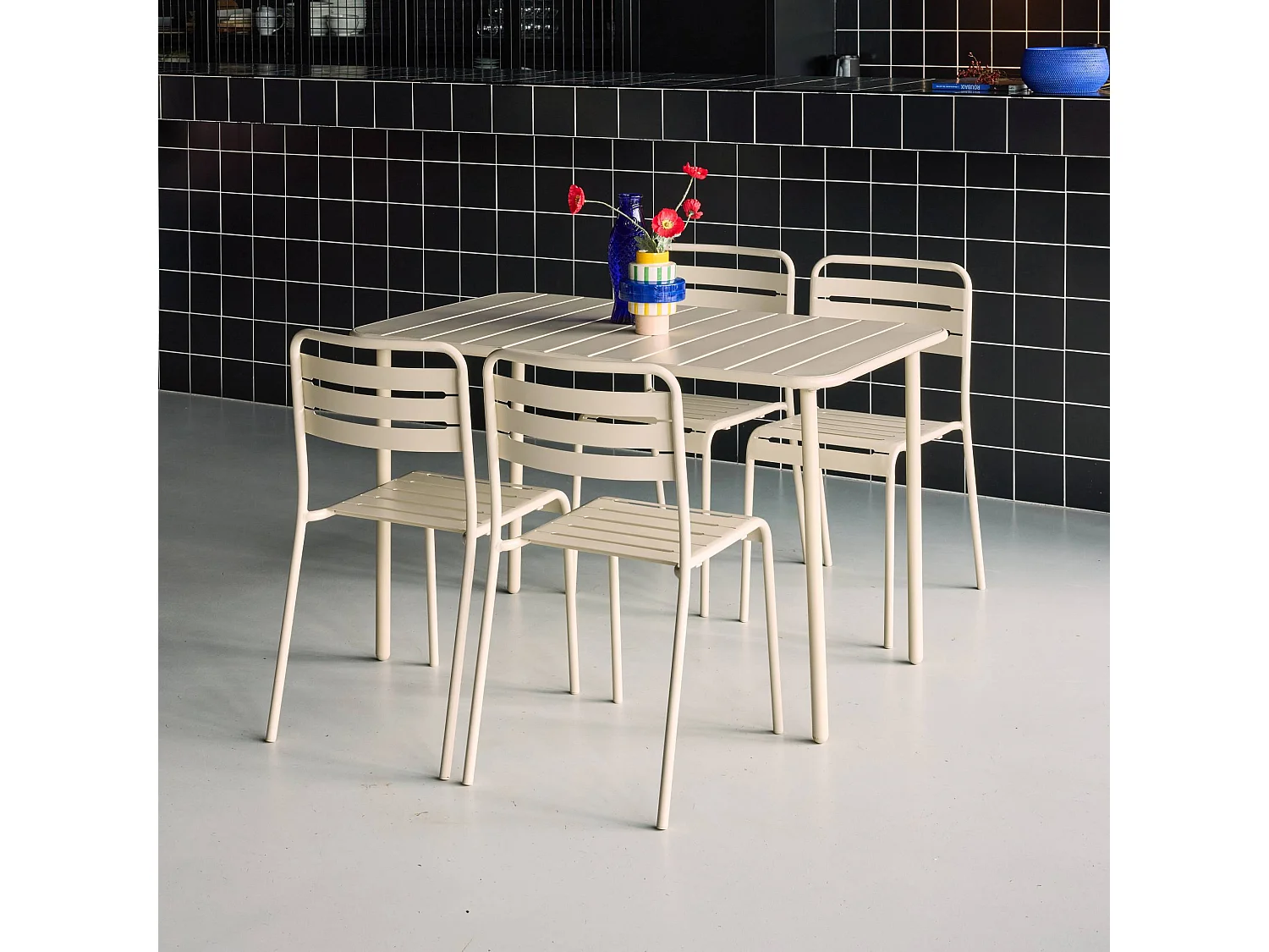 Table de jardin métal + 4 assises beige en acier. Amelia. 120 x 70 x 72.5 cm