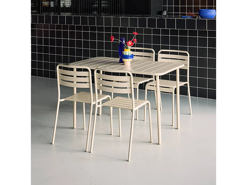 Table de jardin métal + 4 assises beige en acier. Amelia. 120 x 70 x 72.5 cm