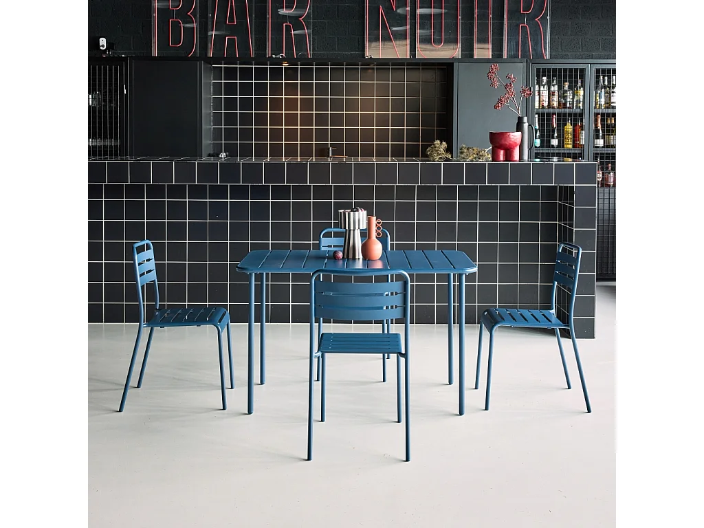 Table de jardin métal + 4 assises bleu marine en acier. Amelia. 120 x 70 x 72.5 cm