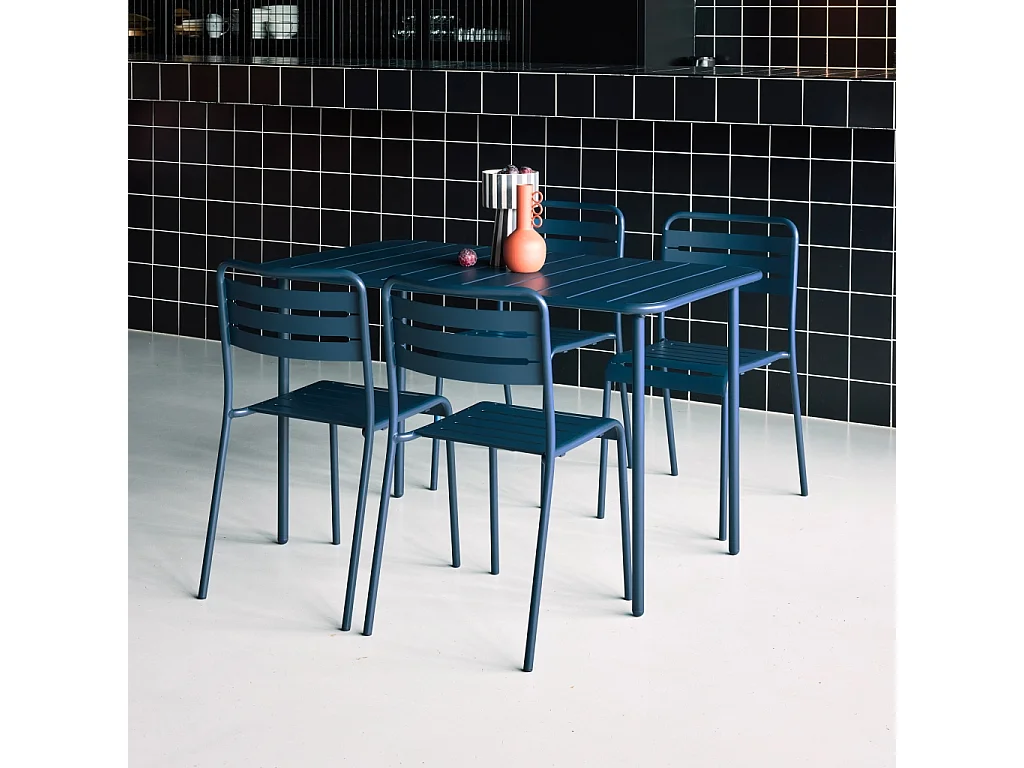 Table de jardin métal + 4 assises bleu marine en acier. Amelia. 120 x 70 x 72.5 cm