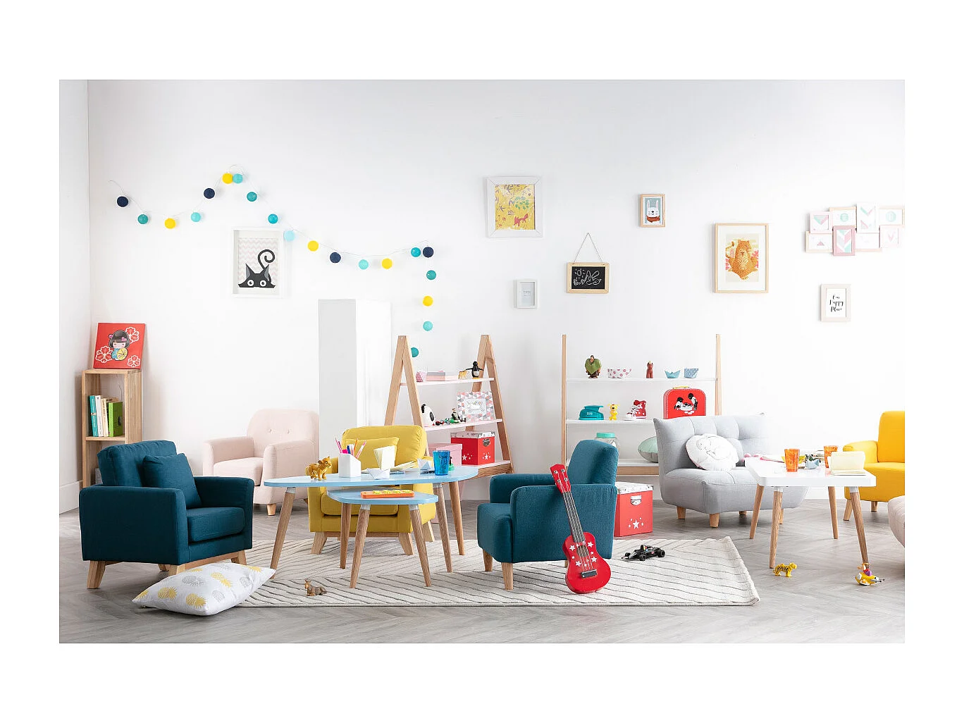 Fauteuil enfant scandinave en tissu menthe à l'eau et bois clair NORKID