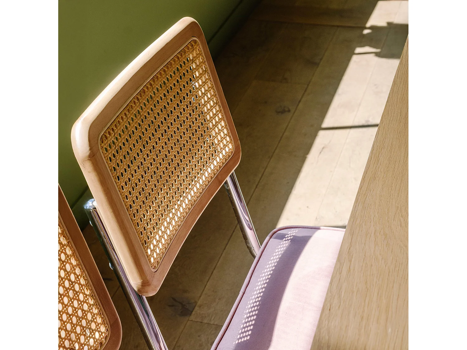 Set van 2 stalen en roze fluwelen stoelen