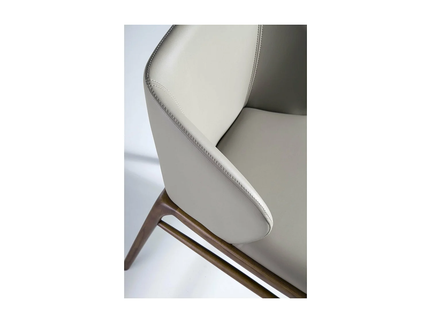 Chaise rembourrée en simili structure bois de frêne