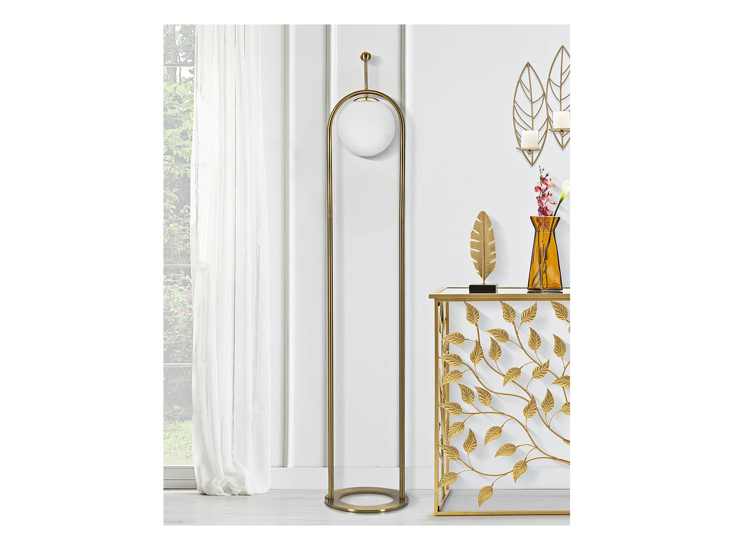 Staande lamp GLAMY ARC Ø 28X168 van goudkleurig metaal met wit glazen lampenkap