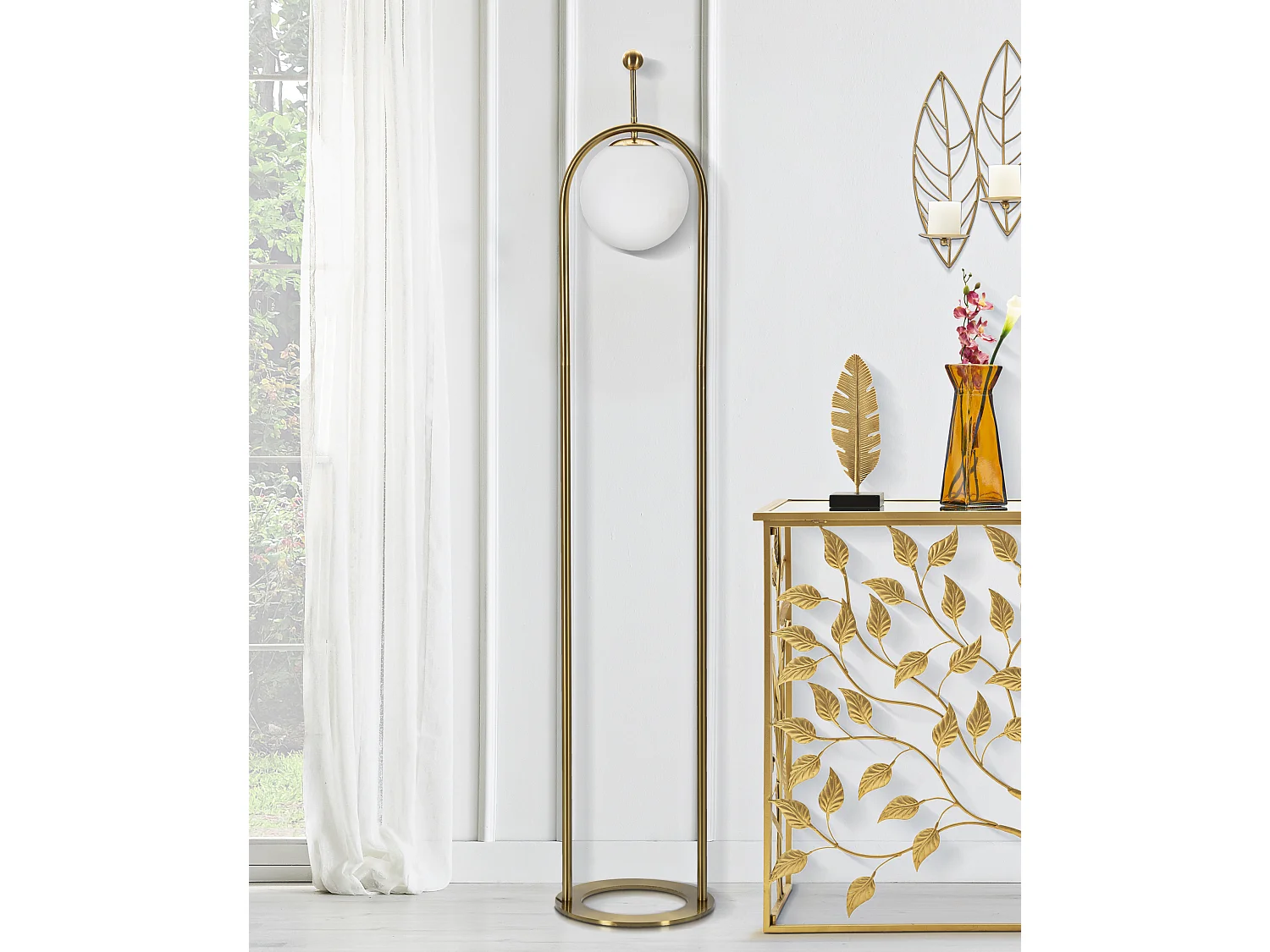 Staande lamp GLAMY ARC Ø 28X168 van goudkleurig metaal met wit glazen lampenkap