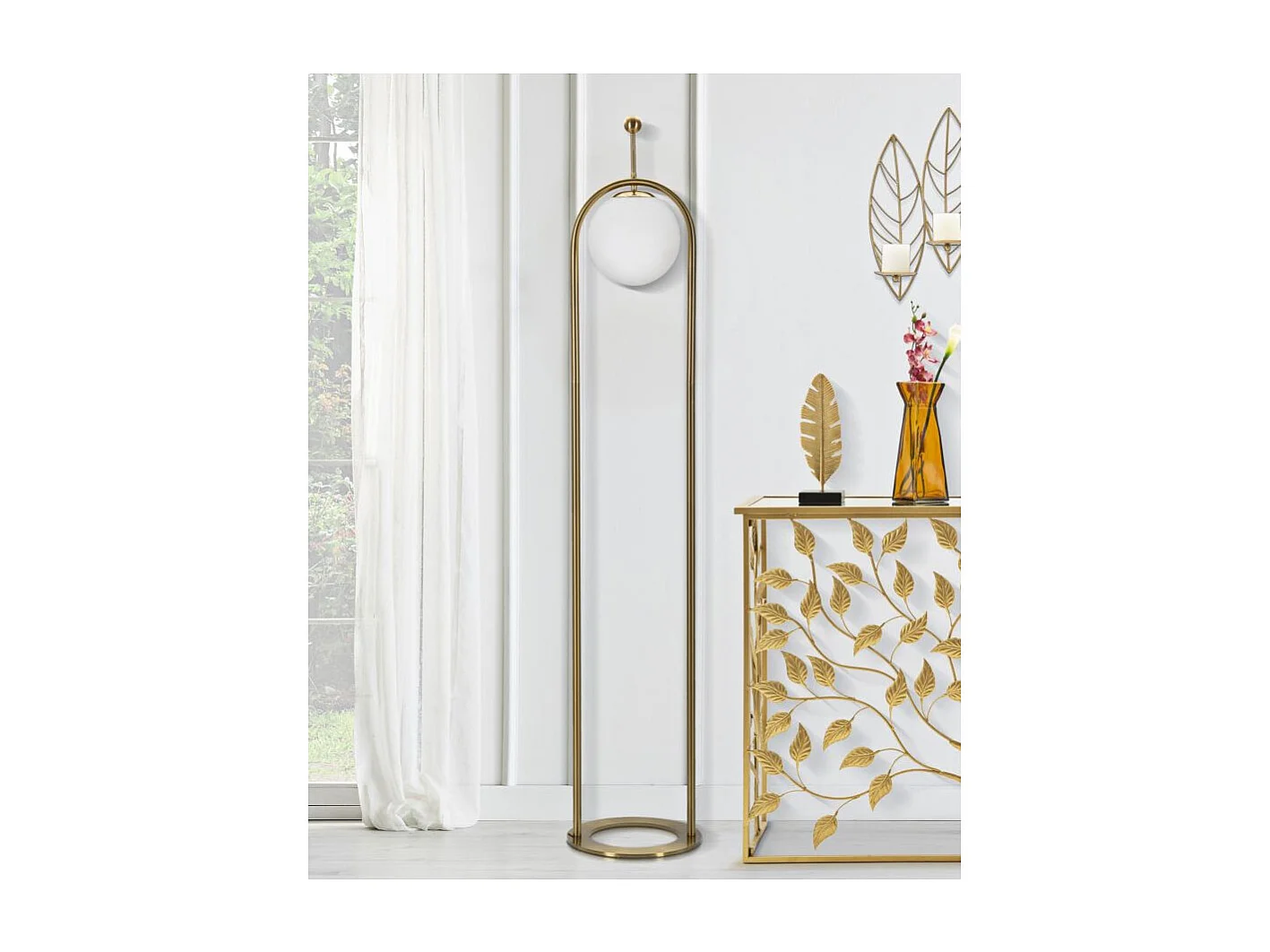 Lampadaire GLAMY ARC Ø 28X168 en métal doré avec abat-jour en verre blanc