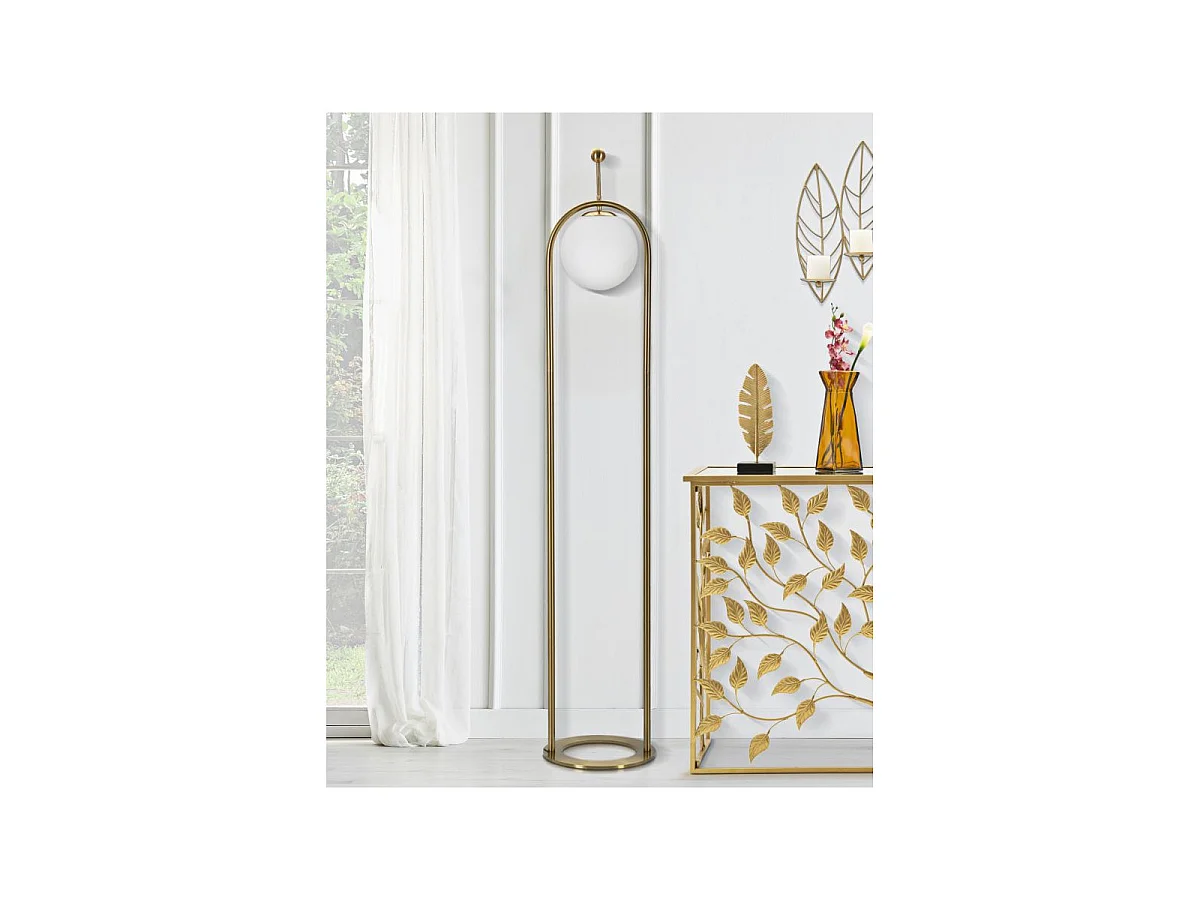 Staande lamp GLAMY ARC Ø 28X168 van goudkleurig metaal met wit glazen lampenkap